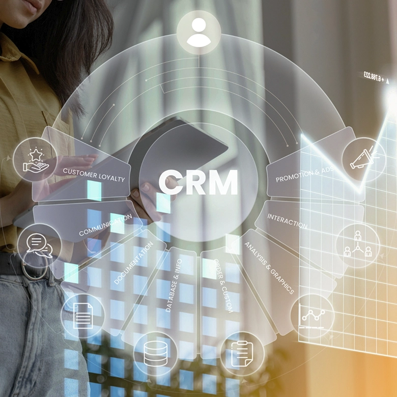 mujer mirando tablet con letras CRM