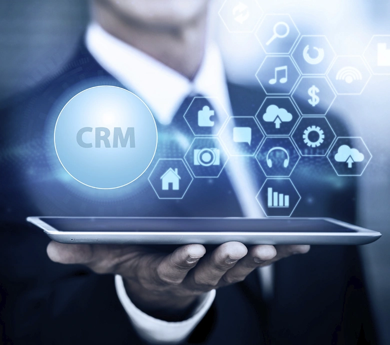 mano sujetando tablet con iconos crm