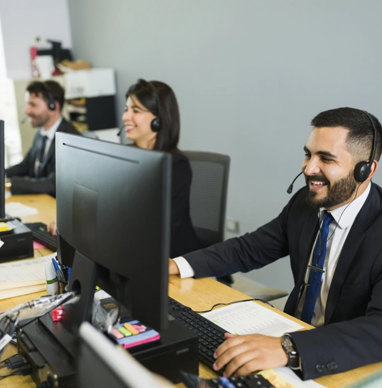 tres trabajadores en mesa de trabajo
