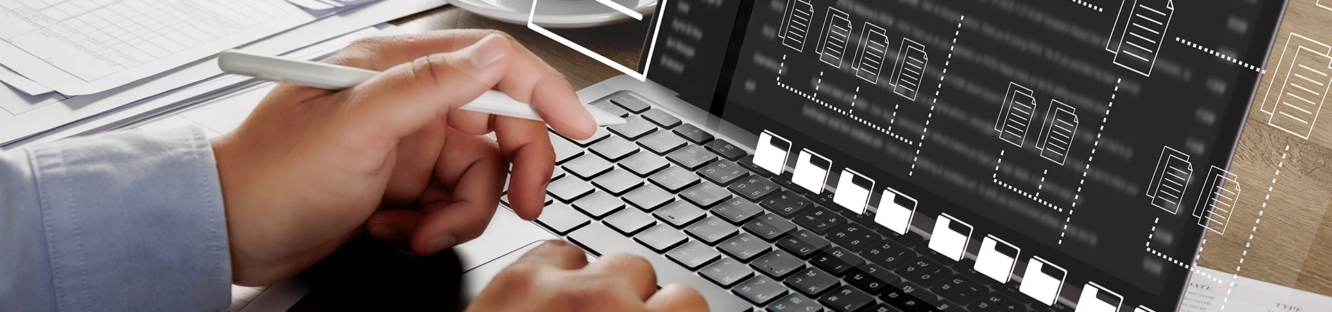 manos tecleando portatil