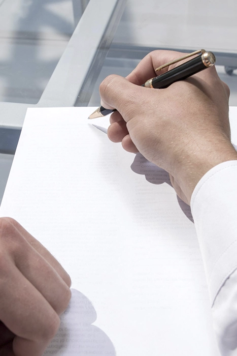 manos con bolígrafo revisando papel